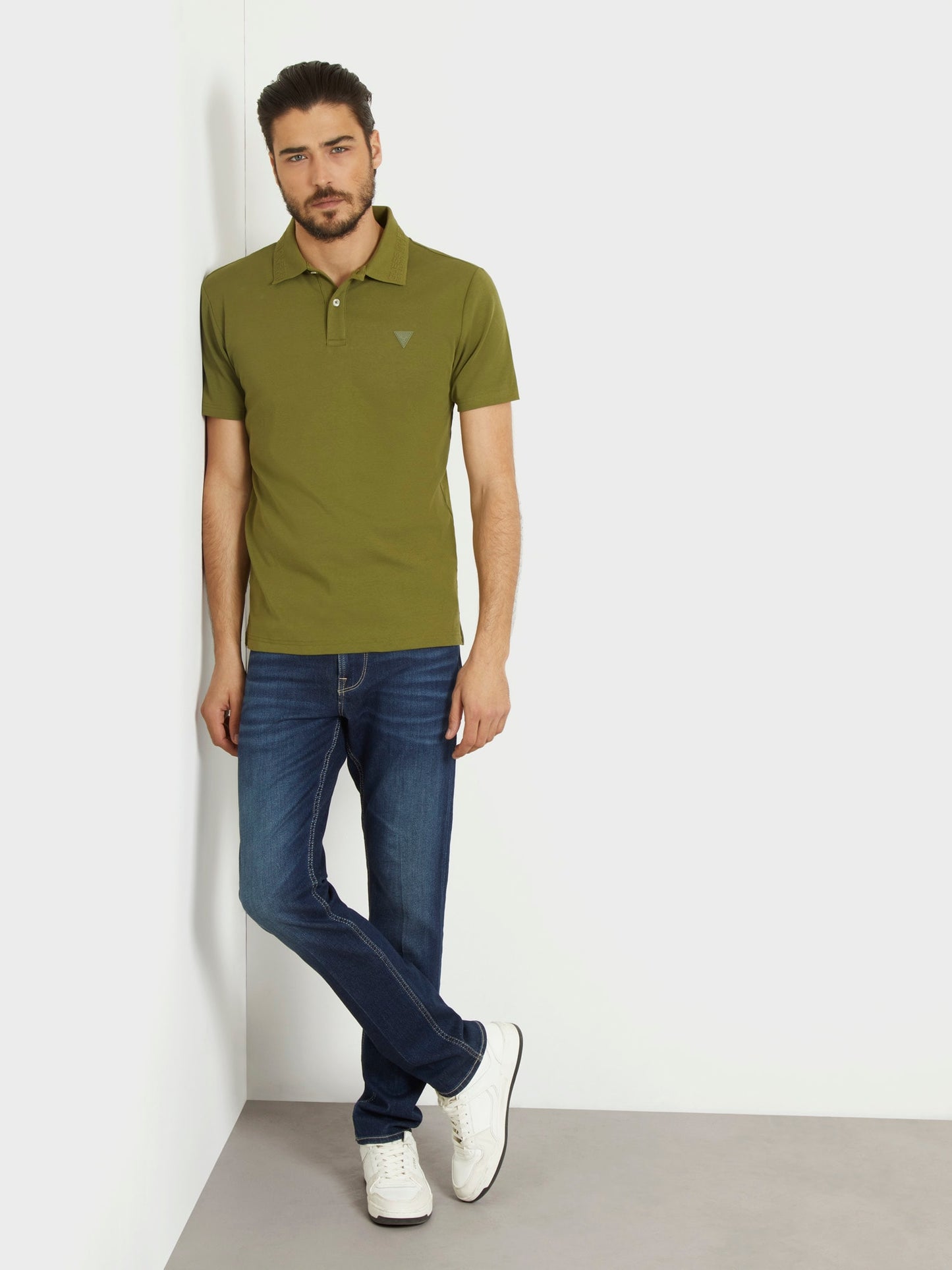 Embossed logo collar polo